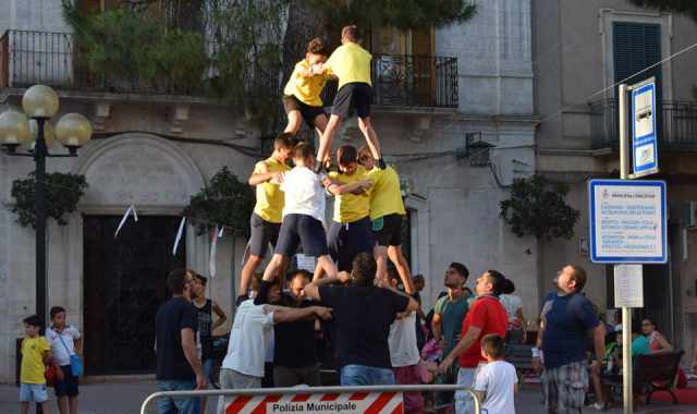 Sannicandro, torri umane si sfidano in gare di velocit�: � il �Pizz'ch�ll�'' 